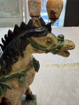 A pair of Chinese sancai-glazed stoneware 'Horseriders' roof tiles on later wooden stands — 照片 5