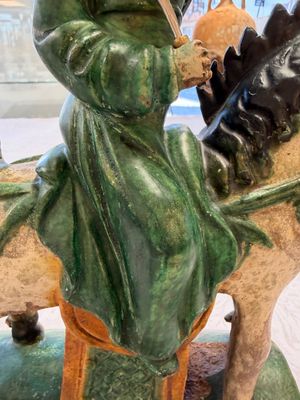 A pair of Chinese sancai-glazed stoneware 'Horseriders' roof tiles on later wooden stands — 照片 6