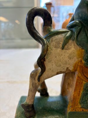 A pair of Chinese sancai-glazed stoneware 'Horseriders' roof tiles on later wooden stands — 照片 7