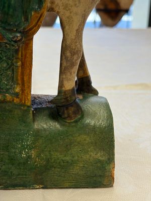 A pair of Chinese sancai-glazed stoneware 'Horseriders' roof tiles on later wooden stands — 照片 9