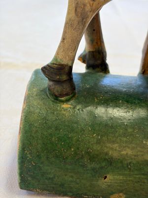 A pair of Chinese sancai-glazed stoneware 'Horseriders' roof tiles on later wooden stands — 照片 10