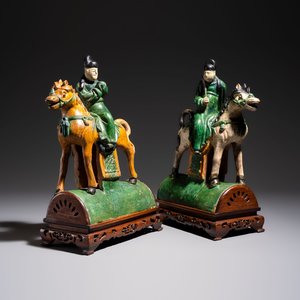 A pair of Chinese sancai-glazed stoneware 'Horseriders' roof tiles on later wooden stands — 照片 1