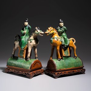 A pair of Chinese sancai-glazed stoneware 'Horseriders' roof tiles on later wooden stands — 照片 2