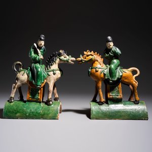 A pair of Chinese sancai-glazed stoneware 'Horseriders' roof tiles on later wooden stands — 照片 3
