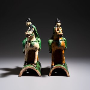 A pair of Chinese sancai-glazed stoneware 'Horseriders' roof tiles on later wooden stands — 照片 4