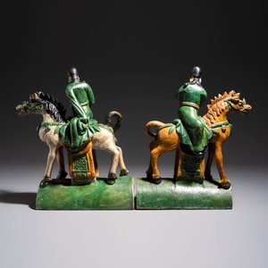 A pair of Chinese sancai-glazed stoneware 'Horseriders' roof tiles on later wooden stands — 照片 5