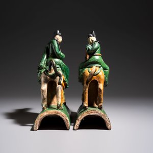 A pair of Chinese sancai-glazed stoneware 'Horseriders' roof tiles on later wooden stands — 照片 6