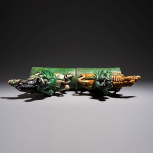 A pair of Chinese sancai-glazed stoneware 'Horseriders' roof tiles on later wooden stands — 照片 7