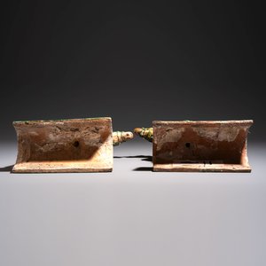 A pair of Chinese sancai-glazed stoneware 'Horseriders' roof tiles on later wooden stands — 照片 8