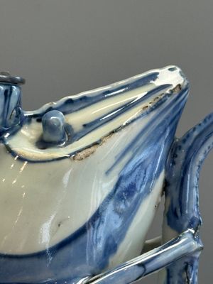A rare Chinese blue and white 'Crayfish' ewer with silver cover  — 照片 17