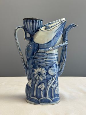 A rare Chinese blue and white 'Crayfish' ewer with silver cover  — 照片 3