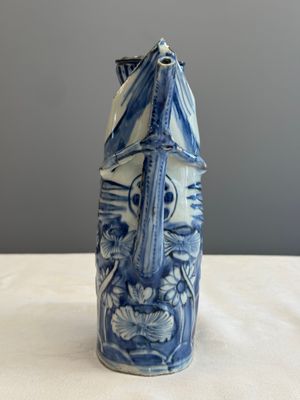A rare Chinese blue and white 'Crayfish' ewer with silver cover  — 照片 4