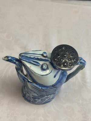 A rare Chinese blue and white 'Crayfish' ewer with silver cover  — 照片 5