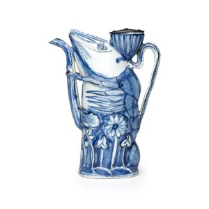 A rare Chinese blue and white 'Crayfish' ewer with silver cover  — 照片 2