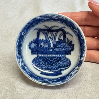 A rare Chinese blue and white 'Flower Basket' shallow bowl — 照片 1