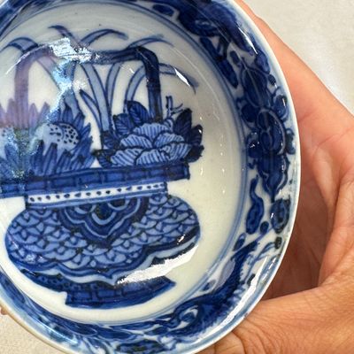 A rare Chinese blue and white 'Flower Basket' shallow bowl — 照片 5