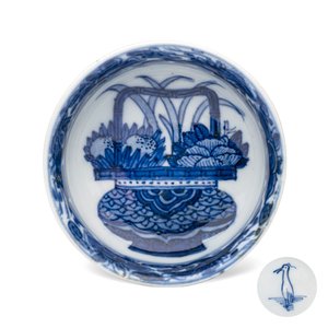 A rare Chinese blue and white 'Flower Basket' shallow bowl — 照片 1