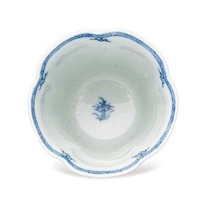 A rare Chinese blue and white 'Mountainous Landscape' lobed goblet — photo 6