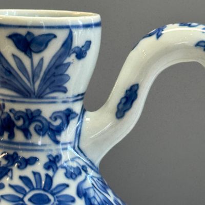 A rare Chinese blue and white 'Scholars Gathering' jug — foto 4