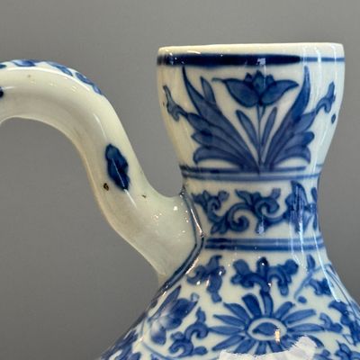 A rare Chinese blue and white 'Scholars Gathering' jug — foto 9