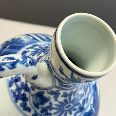 A rare Chinese blue and white 'Scholars Gathering' jug — foto 15