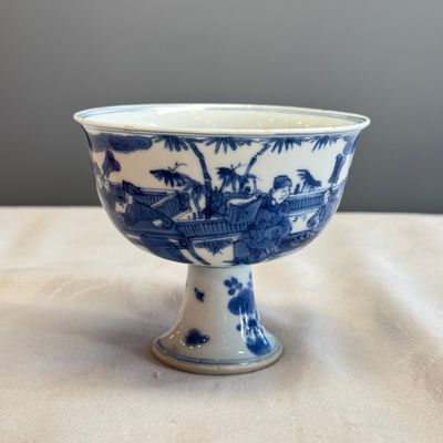 A rare Chinese blue and white 'Zhu Lin Qi Xian 竹林七賢' stem cup — 照片 3