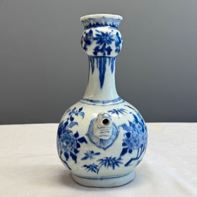 A rare Chinese blue and white wall kendi with a zoomorphic spout, Hatcher Cargo — foto 1