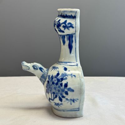 A rare Chinese blue and white wall kendi with a zoomorphic spout, Hatcher Cargo — foto 2