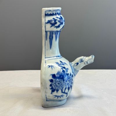 A rare Chinese blue and white wall kendi with a zoomorphic spout, Hatcher Cargo — foto 4