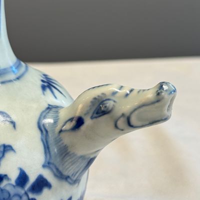 A rare Chinese blue and white wall kendi with a zoomorphic spout, Hatcher Cargo — foto 9