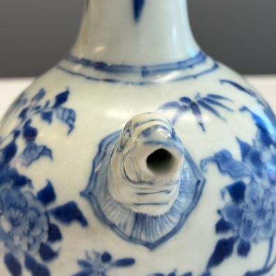 A rare Chinese blue and white wall kendi with a zoomorphic spout, Hatcher Cargo — foto 10