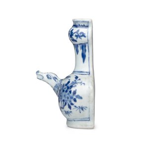 A rare Chinese blue and white wall kendi with a zoomorphic spout, Hatcher Cargo — foto 3