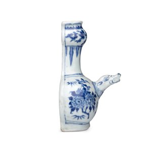 A rare Chinese blue and white wall kendi with a zoomorphic spout, Hatcher Cargo — foto 5