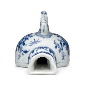 A rare Chinese blue and white wall kendi with a zoomorphic spout, Hatcher Cargo — foto 6