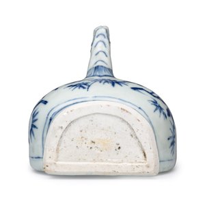 A rare Chinese blue and white wall kendi with a zoomorphic spout, Hatcher Cargo — foto 7