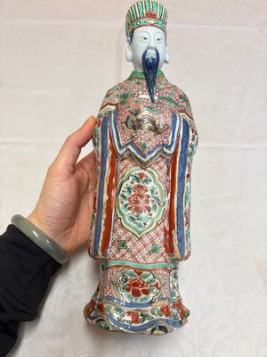 A rare Chinese wucai figure of a dignitary — photo 1