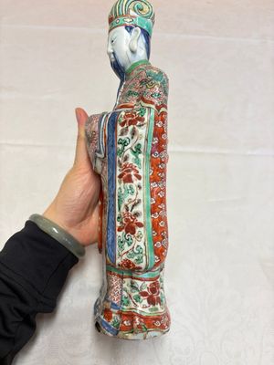 A rare Chinese wucai figure of a dignitary — photo 2