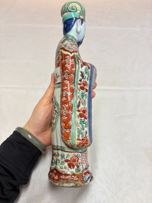 A rare Chinese wucai figure of a dignitary — photo 4