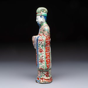A rare Chinese wucai figure of a dignitary — photo 3