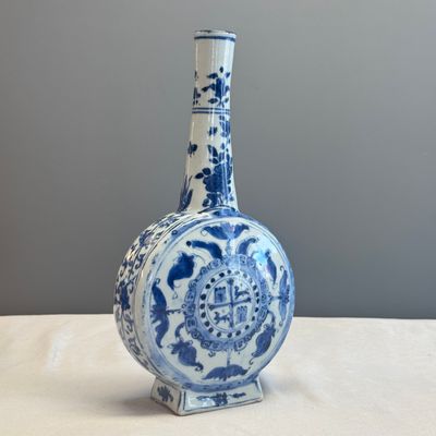 A rare and important Chinese armorial blue and white bottle vase with Royal Spanish arms  — foto 1