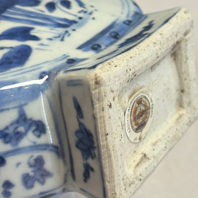 A rare and important Chinese armorial blue and white bottle vase with Royal Spanish arms  — foto 14