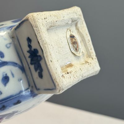 A rare and important Chinese armorial blue and white bottle vase with Royal Spanish arms  — foto 15