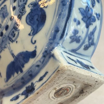 A rare and important Chinese armorial blue and white bottle vase with Royal Spanish arms  — foto 16