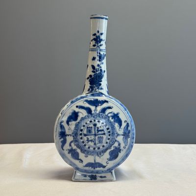 A rare and important Chinese armorial blue and white bottle vase with Royal Spanish arms  — foto 2