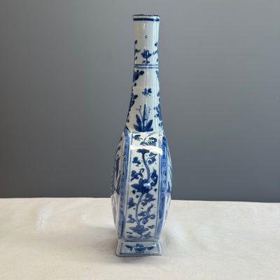 A rare and important Chinese armorial blue and white bottle vase with Royal Spanish arms  — foto 3