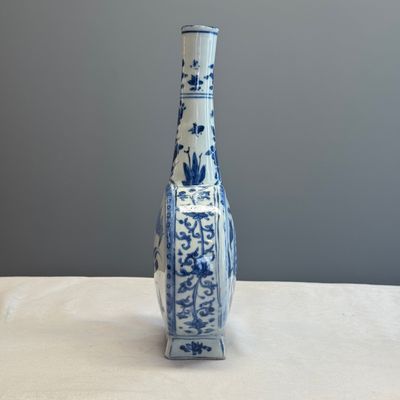 A rare and important Chinese armorial blue and white bottle vase with Royal Spanish arms  — foto 4