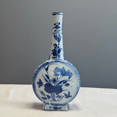 A rare and important Chinese armorial blue and white bottle vase with Royal Spanish arms  — foto 5