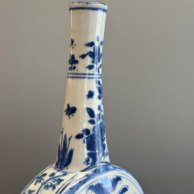 A rare and important Chinese armorial blue and white bottle vase with Royal Spanish arms  — foto 6