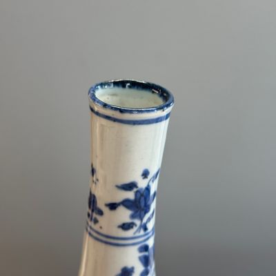 A rare and important Chinese armorial blue and white bottle vase with Royal Spanish arms  — foto 7
