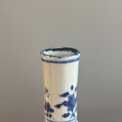 A rare and important Chinese armorial blue and white bottle vase with Royal Spanish arms  — foto 8